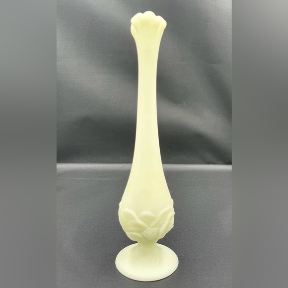 Fenton Vintage Uranium Bud Vase UV Reactive Custard Art Floral Glass Footed EUC - Picture 3 of 10